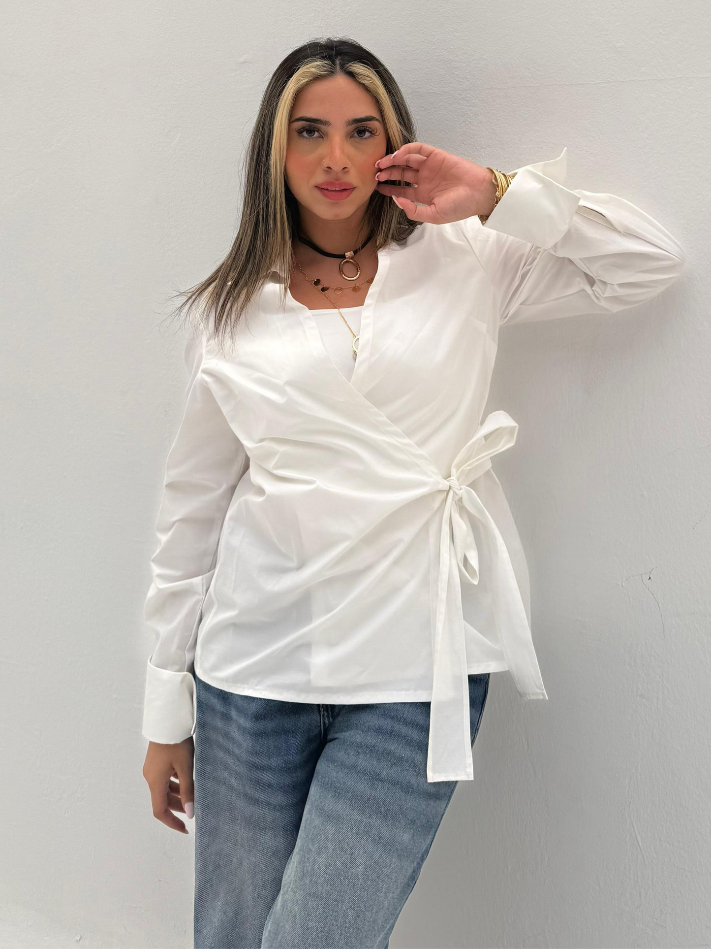 White Azzura Tie Code: 1051-1
